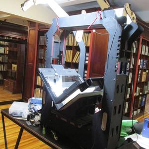 Estativo en V instalado en la Biblioteca de AySA (en el Palacio de Aguas Corrientes)