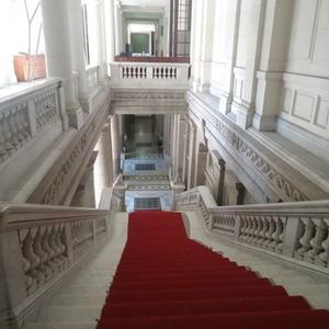 Escaleras desde el primer piso (foto Tomas Bernardo CC-BY)