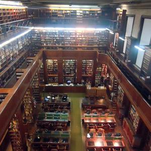 Biblioteca desde el segundo piso (foto Tomás Bernardo CC-BY).