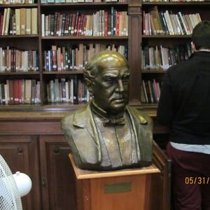 Busto de Sarmiento en la sala de lectura de la Biblioteca