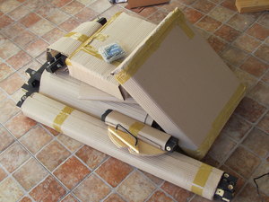 Piezas del estativo embaladas, que son llevadas al sitio donde se utilizará el aparato para su ensamble.