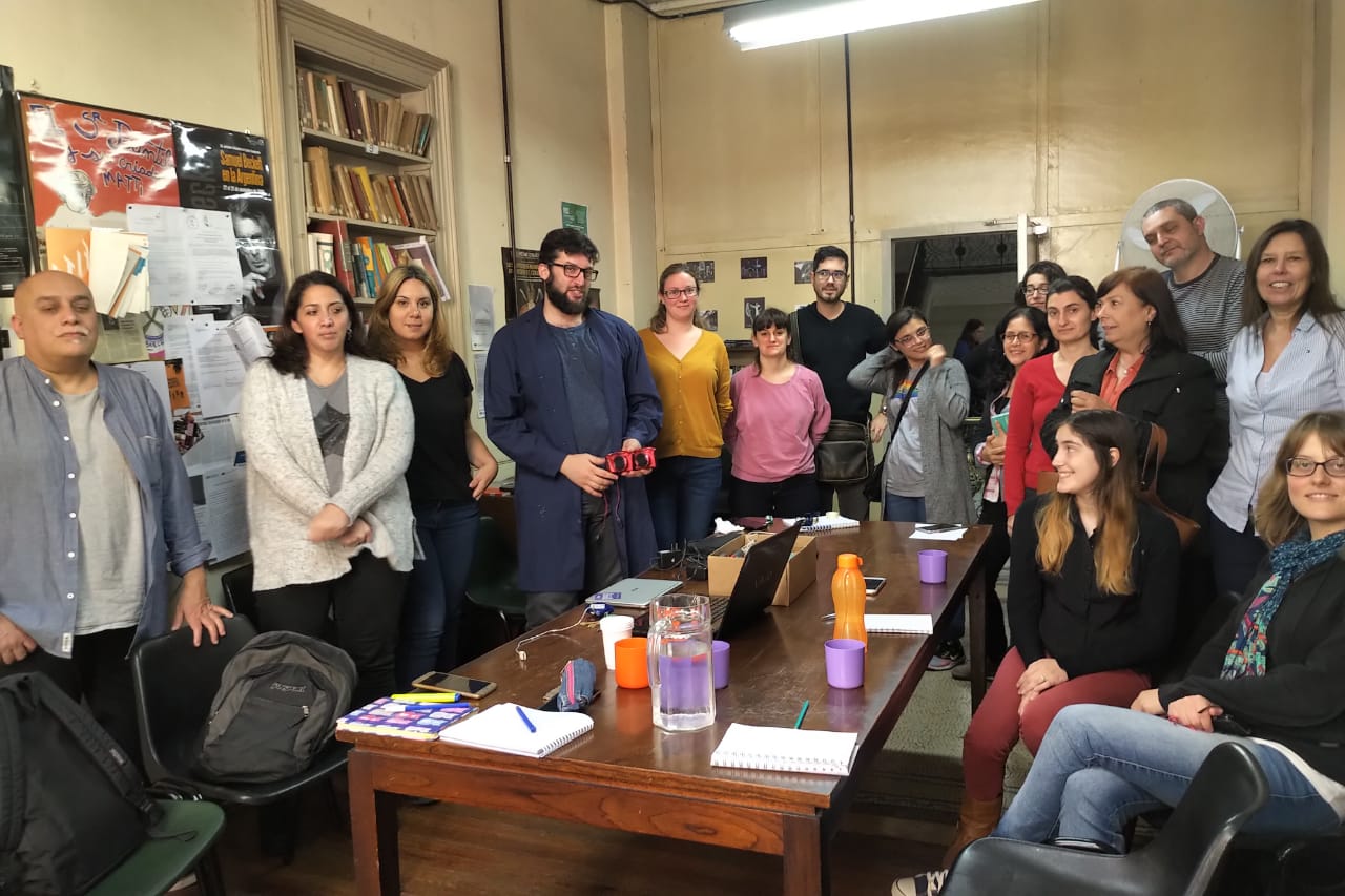 Matías Butelman con integrantes de varios institutos de investigacion de Filosofía y Letras y de la Biblioteca Central, durante la capacitación en 25 de mayo.