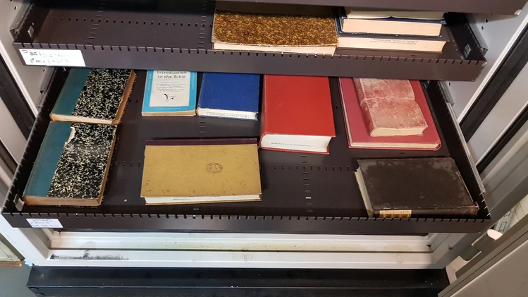 Algunos libros de la biblioteca personal de Borges guardados en una caja fuerte a la espera de ser digitalizados